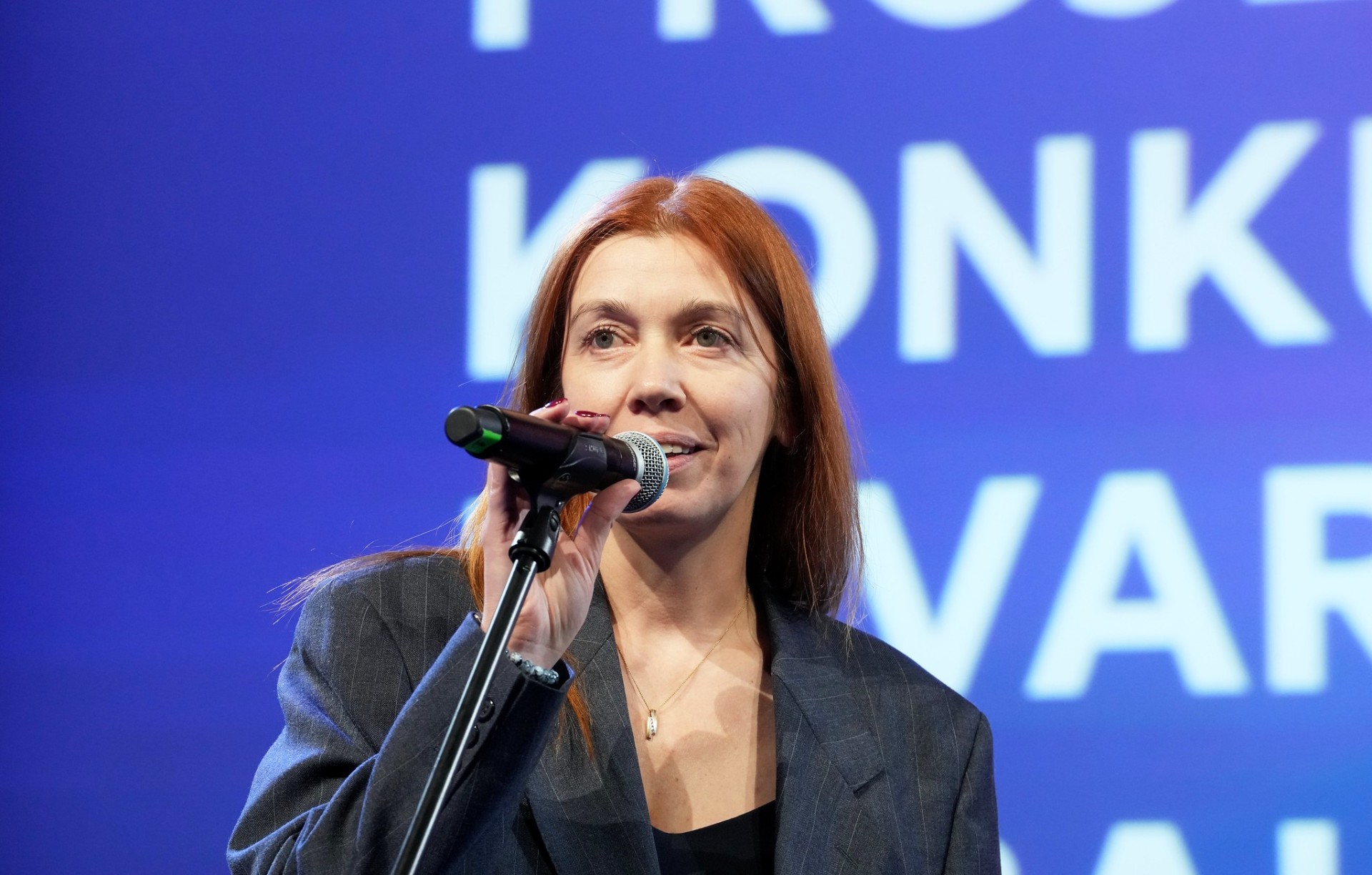 Kristīne Tjarve uzstājas ar mikrofonu